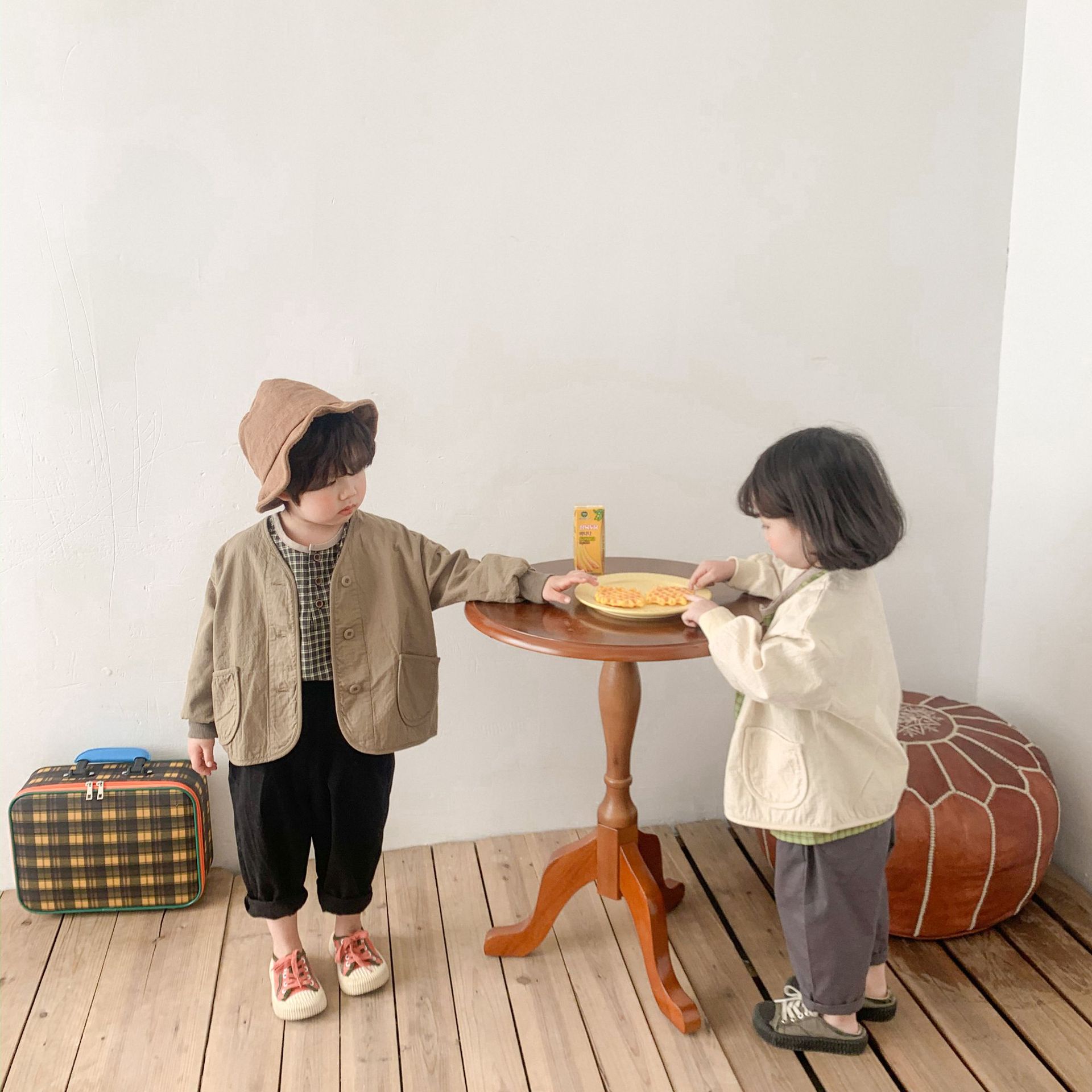 For the Spring and autumn of 2024, solid-color short jackets for children, a literary style for both boys and girls, and a small cardigan with a Japanese style as outerwear are all trendy pic 9