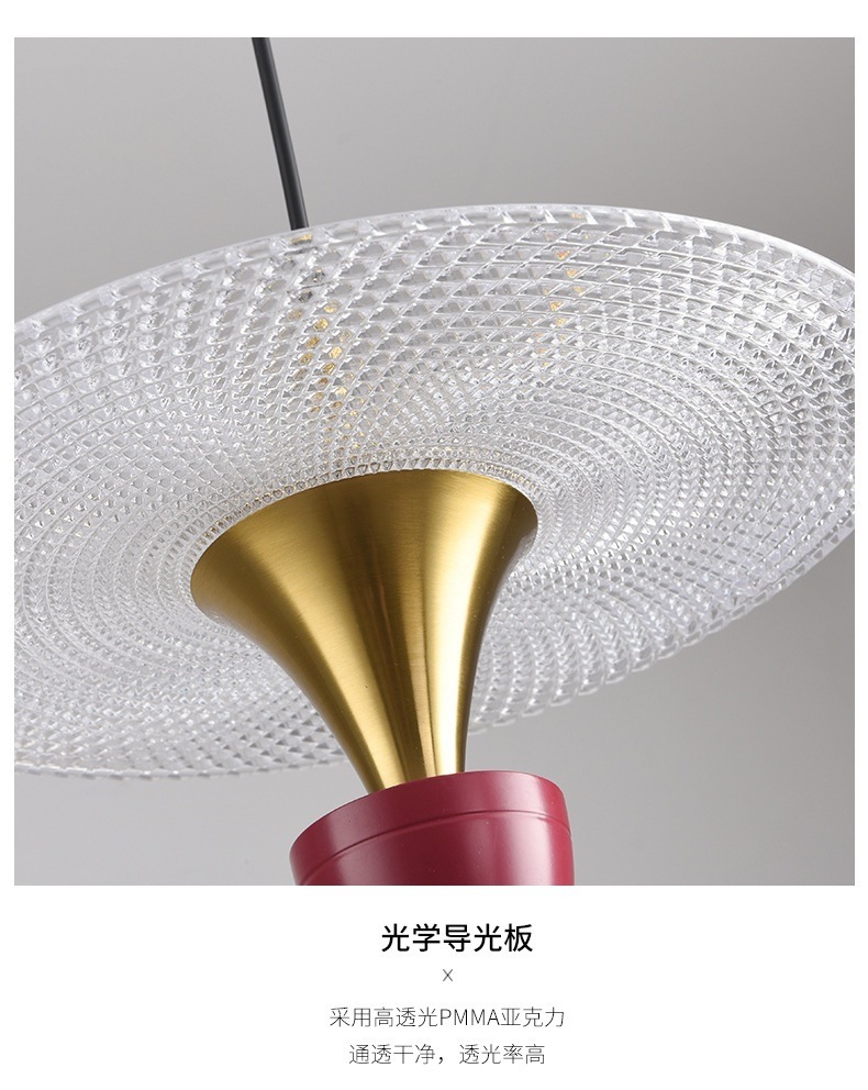 ثريا على منضدة منضدة على منضدة للمصابيح النموذجية للمصابيح في المطعم الايطالي الابتكاري في شمال أوروبا pic 15