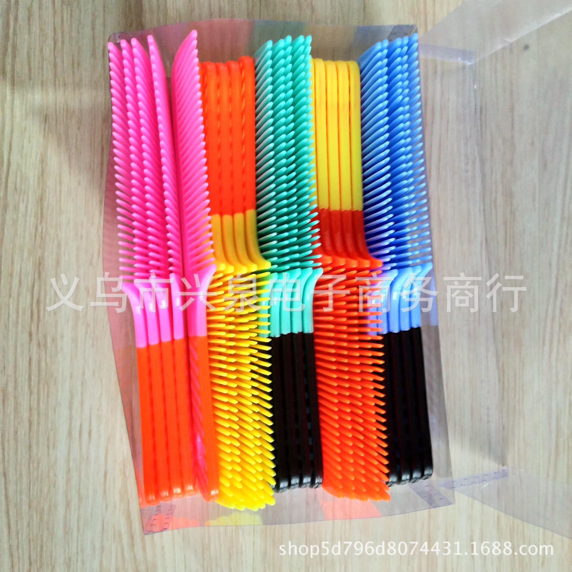 One-yuan hair comb A9, plastic color comb, direct supply of one-yuan daily necessities from comb manufacturer pic 2