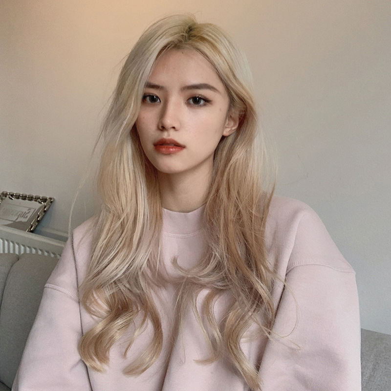 A full-length, fluffy and elegant wig for a blonde woman with middle-parted long curly hair in European and American fashion is available for wholesale pic 5