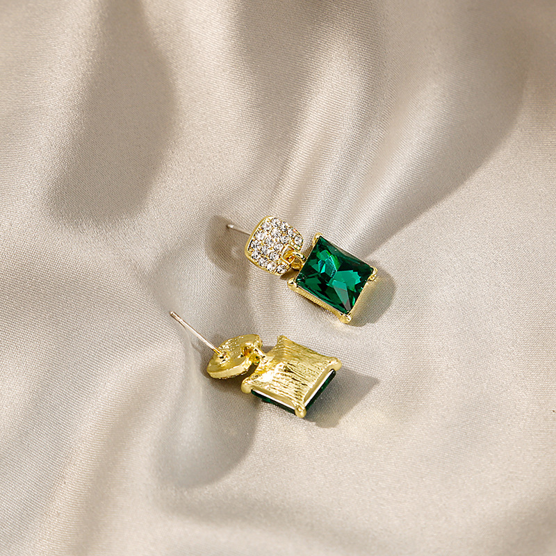 Silver needle emerald glass earrings, fashionable chanel-style earrings, fashionable light luxury chanel-style elegant retro stud earrings for women pic 7