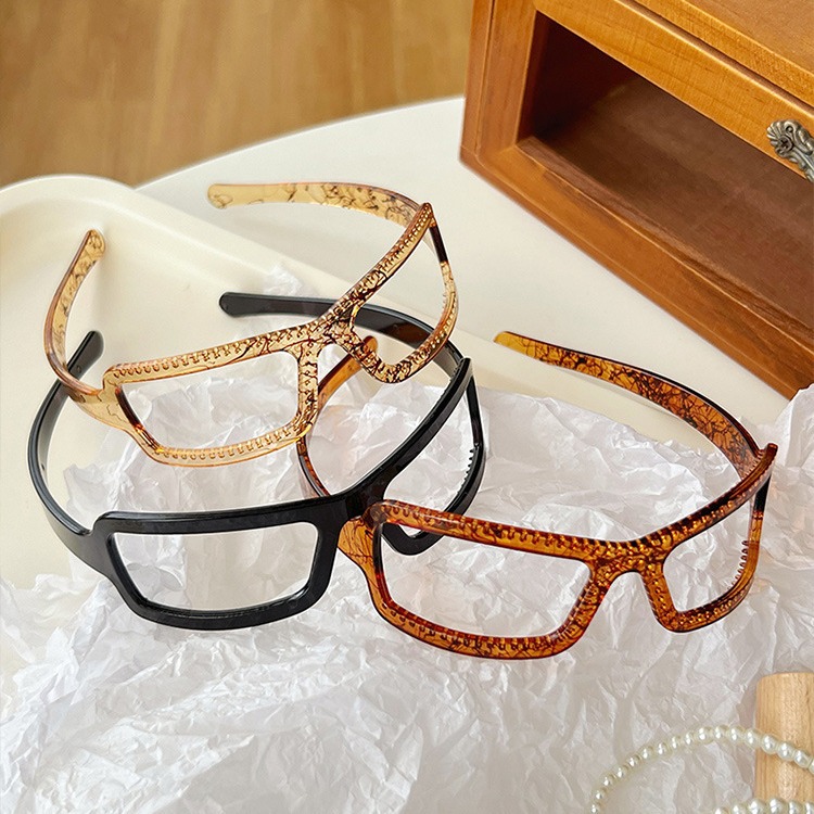 The new polka dot bow headband is a versatile Korean-style pleated hair accessory for women. It features a high top of the head with pressure and ruffled edges. The headwear is simple and elegant pic 4