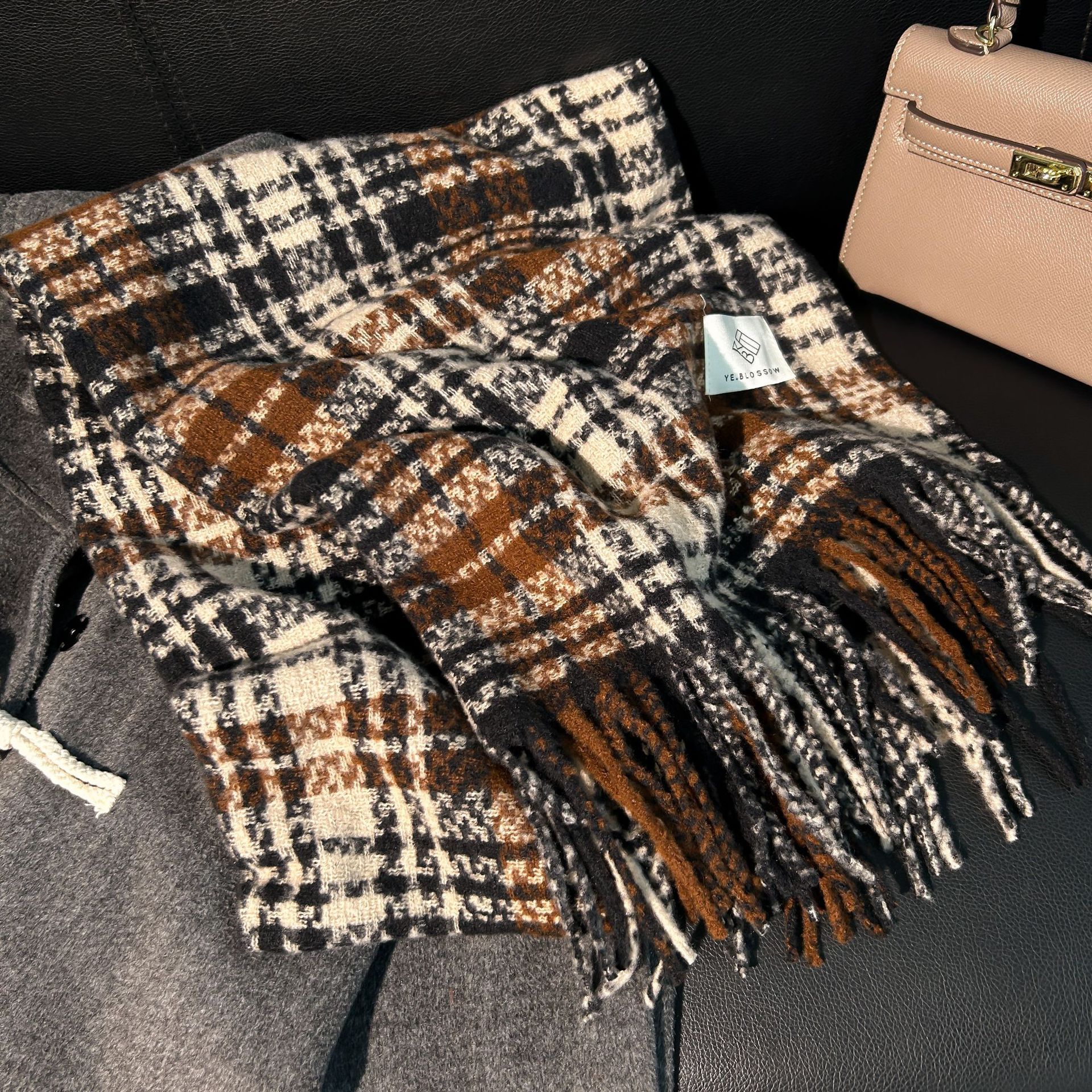 The Maillard scarf is a winter hit with a strong atmosphere. It features a mohair scarf for women with a high-end look and a new checkered scarf for men pic 10