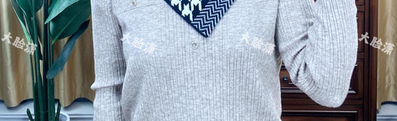 2023 New Style of Korean-style versatile cold-proof scarf for women to keep warm and protect the cervical vertebrae in autumn and winter. It is a knitted triangular scarf pic 4