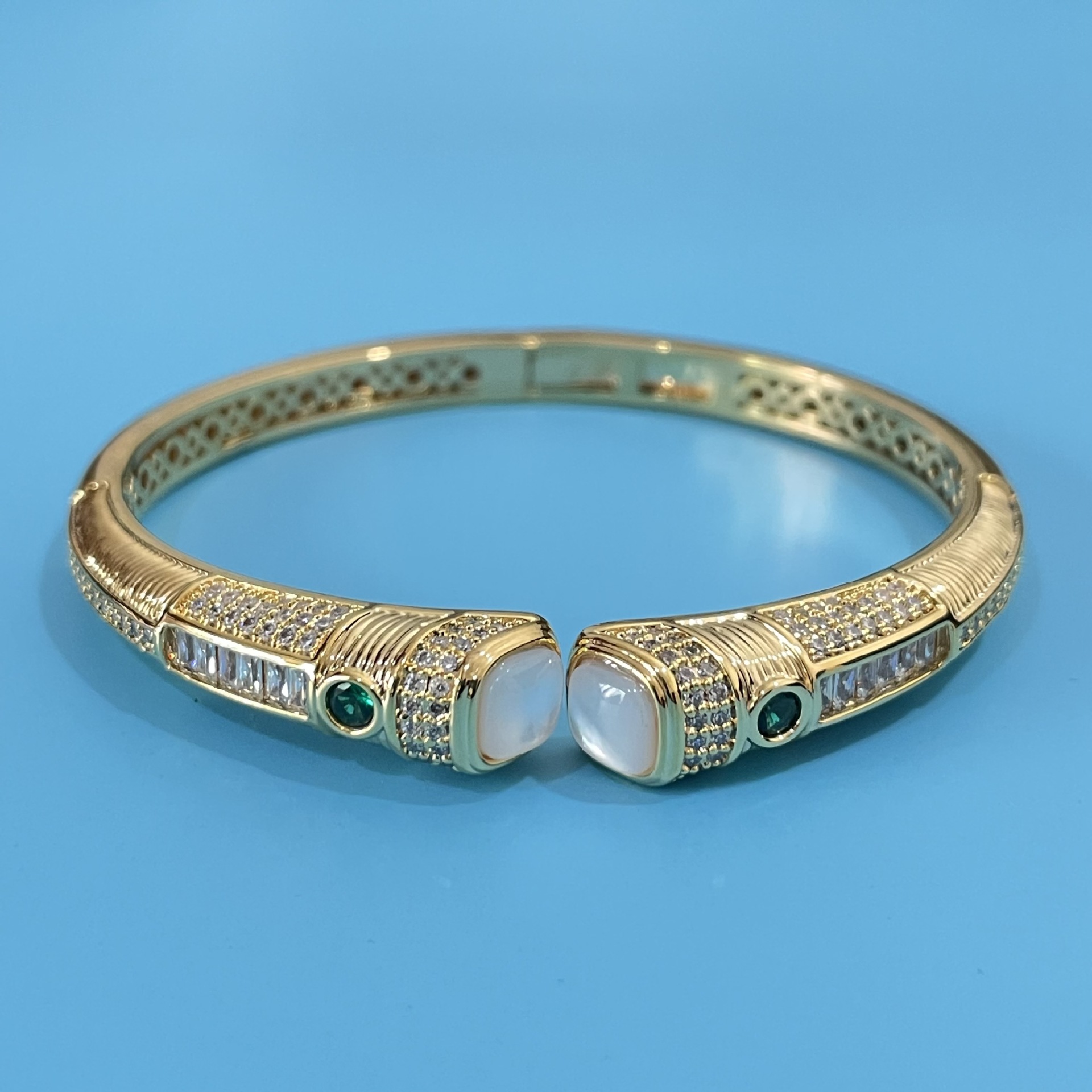 Retro pattern zircon open bracelet, white mother-of-pearl inlaid high-end jewelry, hot-selling bracelet wholesale in Dubai, Middle East pic 5