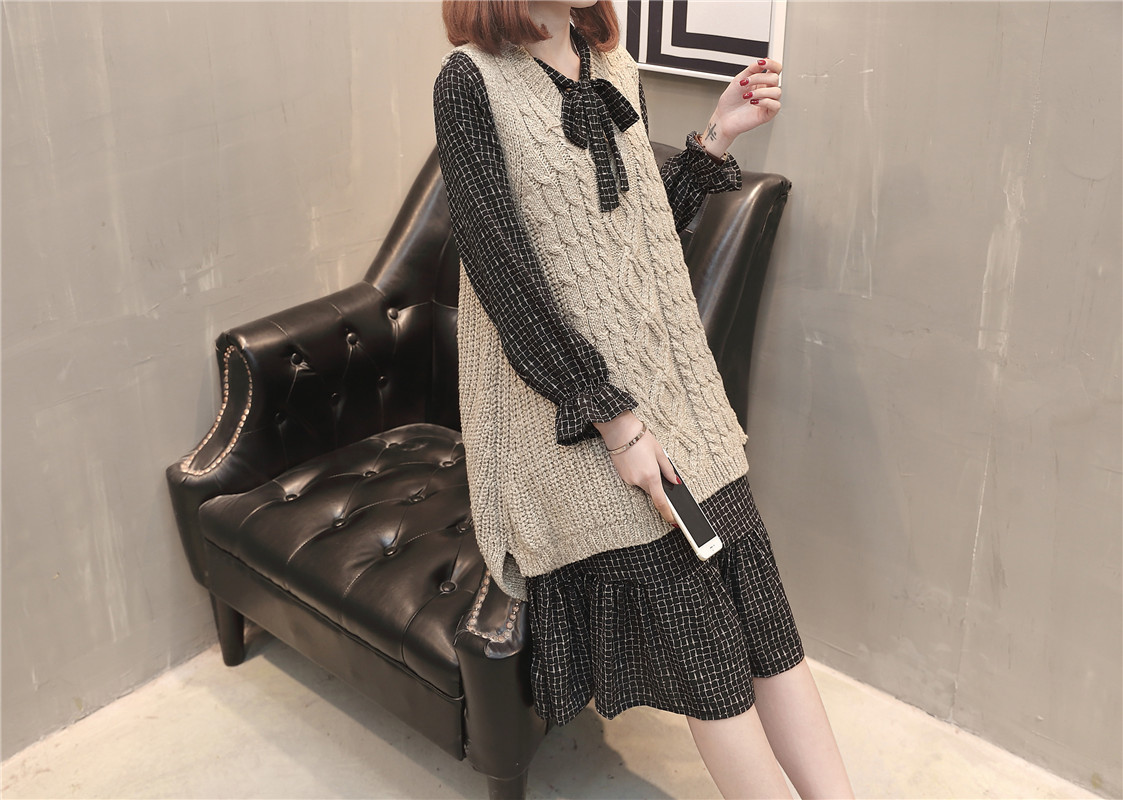 A new and stylish spring outfit for plus-size women, featuring a loose sweater, tank top and skirt that accentuates your figure pic 4