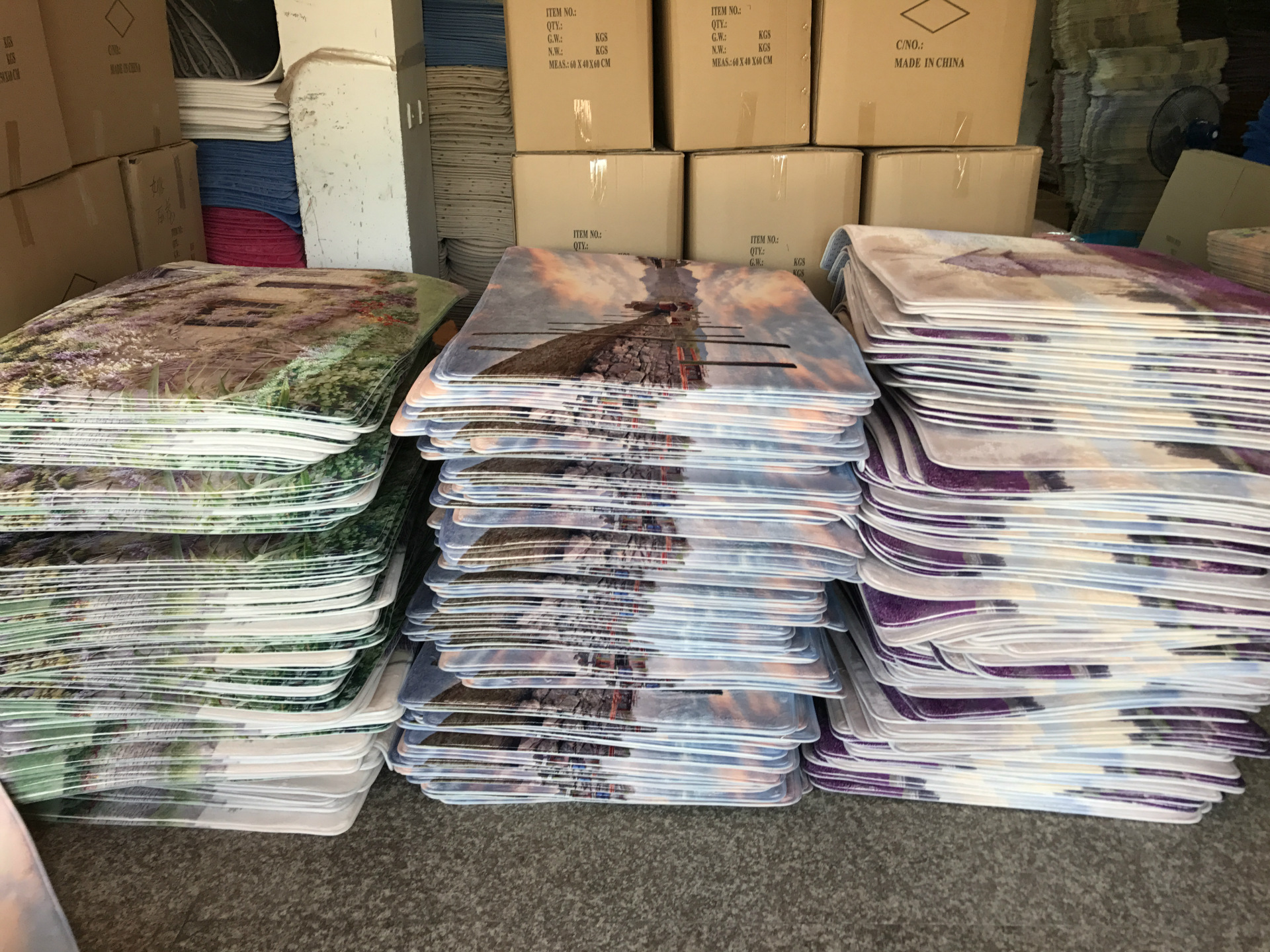 سجادة من السجاد في غرفة النوم في غرفة نوم تحتوي على قماش ثلاثي الأبعاد مزخرف من الفانيلا pic 13