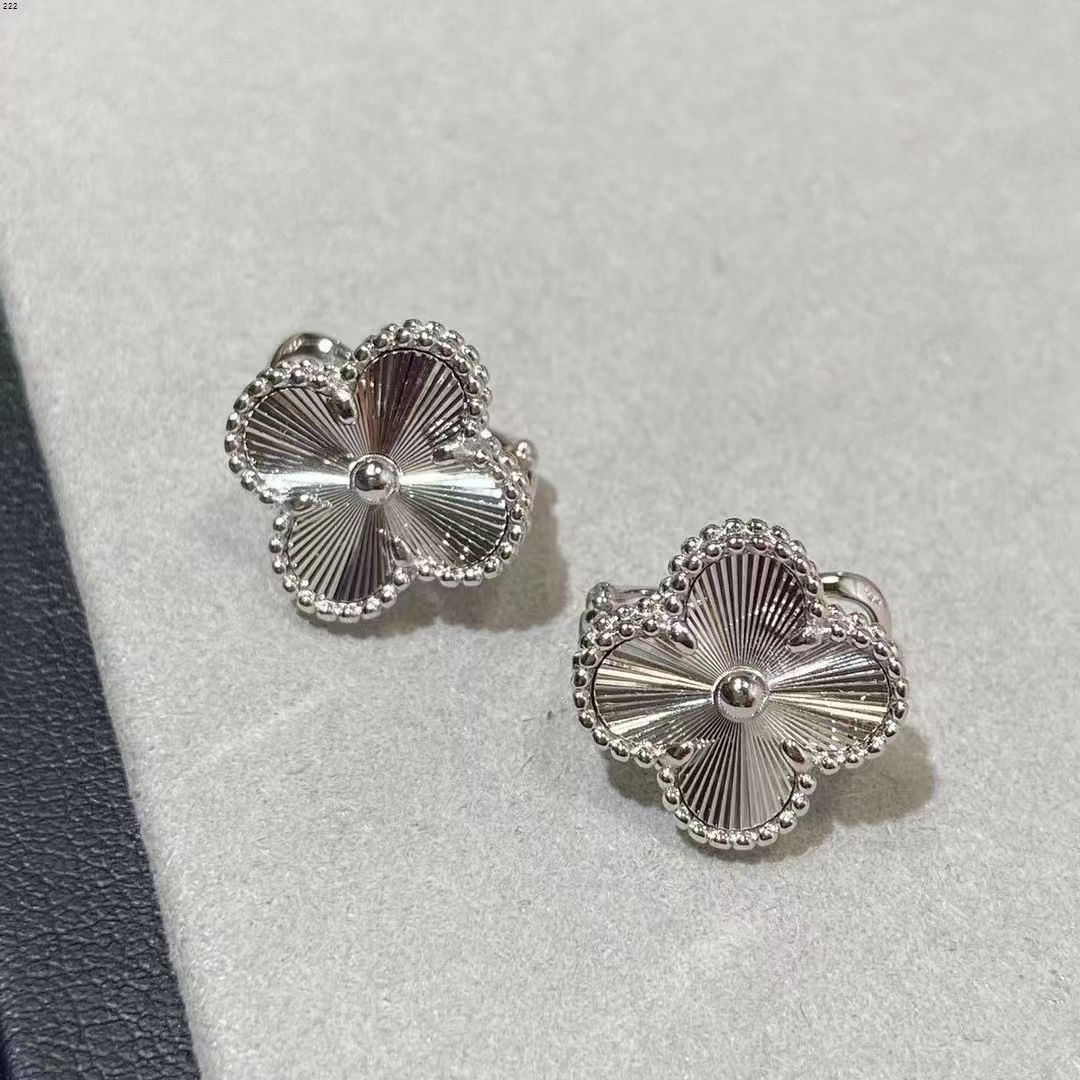 Cross-border titanium steel four-leaf clover ear studs for women, 18K gold, fashionable, simple and versatile mother-of-pearl jewelry ear bone studs are selling well in wholesale pic 3