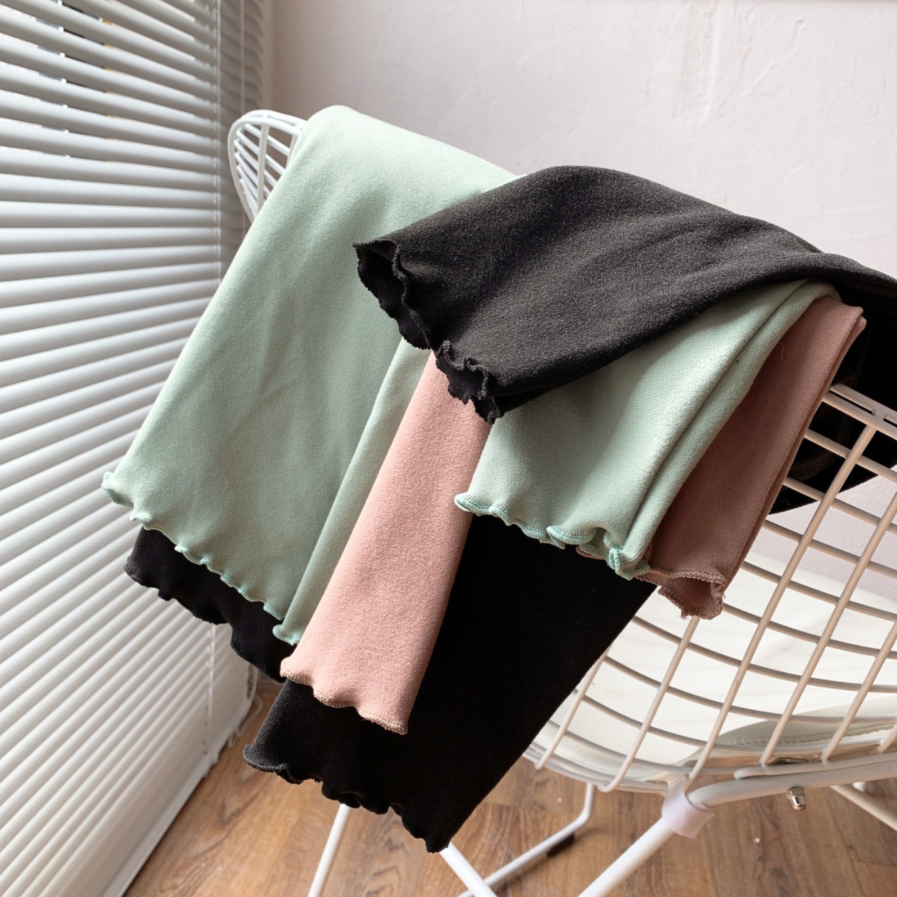 The 2022 autumn and winter new style base shirt for women is a semi-high-neck long-sleeved solid color with black fungus edges, paired with a fitted and warm German velvet top pic 25