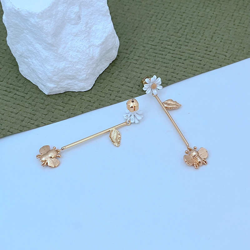 European and American fashion, light luxury, sweet and fresh Daisy and bee inlaid enamel glaze Daisy metal jewelry set pic 13