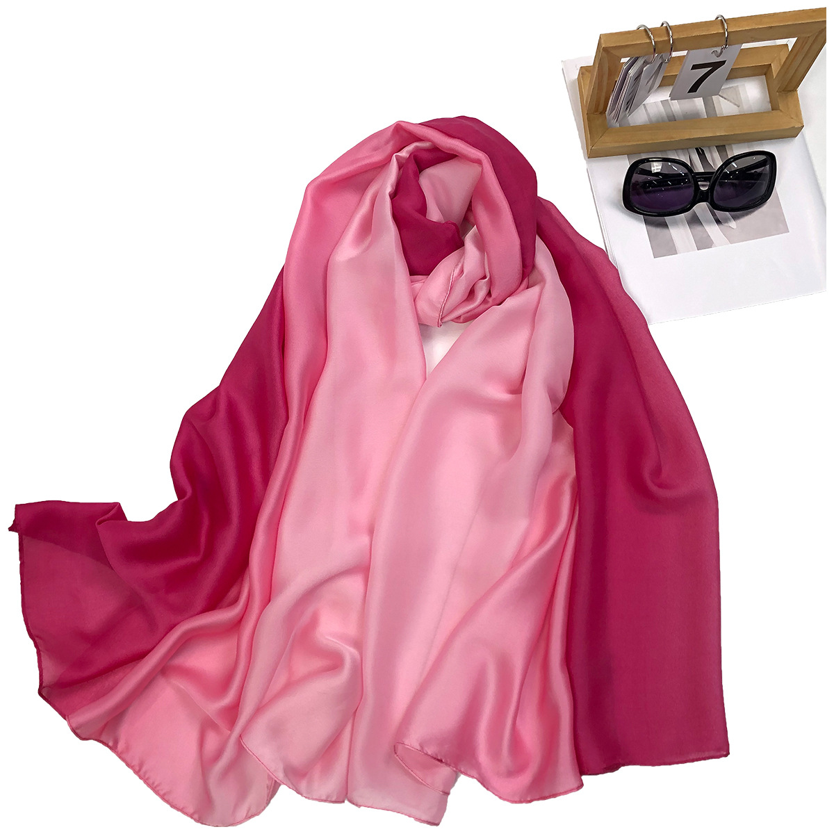 一件代发新款欧美时尚百搭丝绸质感缎面渐变色围巾 工厂批发 跨境专供详情4