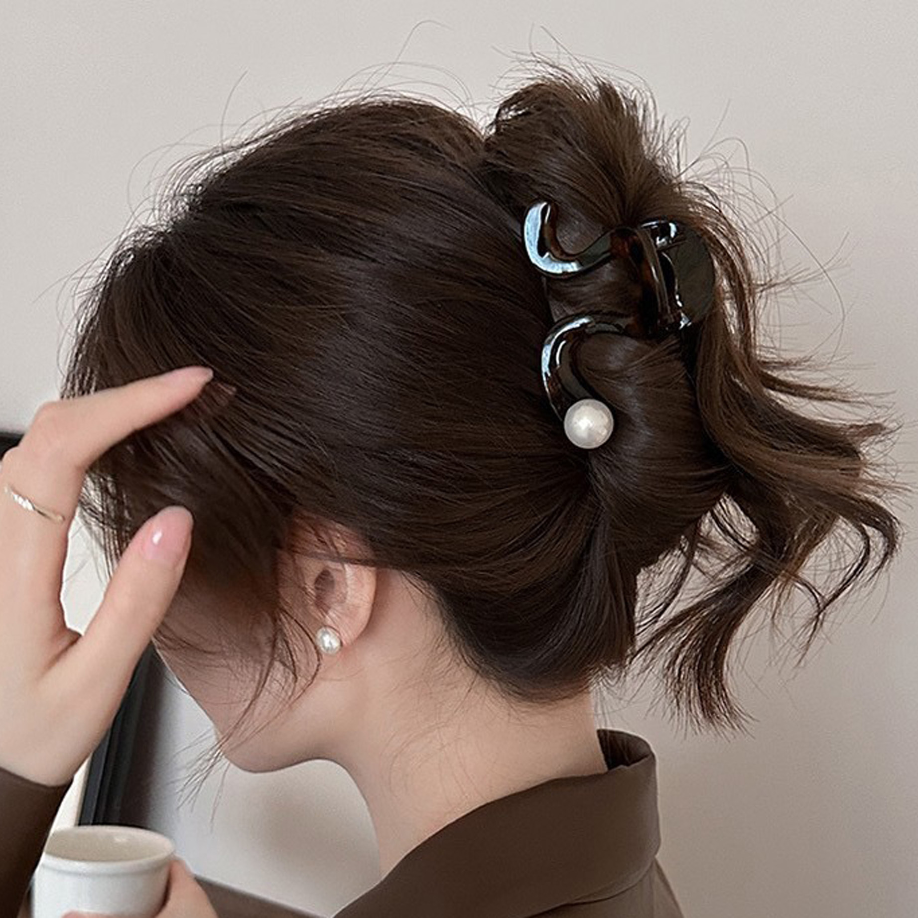 The 2025 National Trend series hairpins feature a niche design with geometric leopard print pearl hairpins, exuding a feminine and high-end charm. They are medium-sized semi-clip headwear pic 2