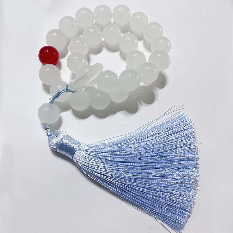 Qingqing Zijin holds a cultural and artistic bracelet that wraps around her fingers in a soft ancient style. This 18-seed prayer bead bracelet is a retro Hanfu accessory pic 21