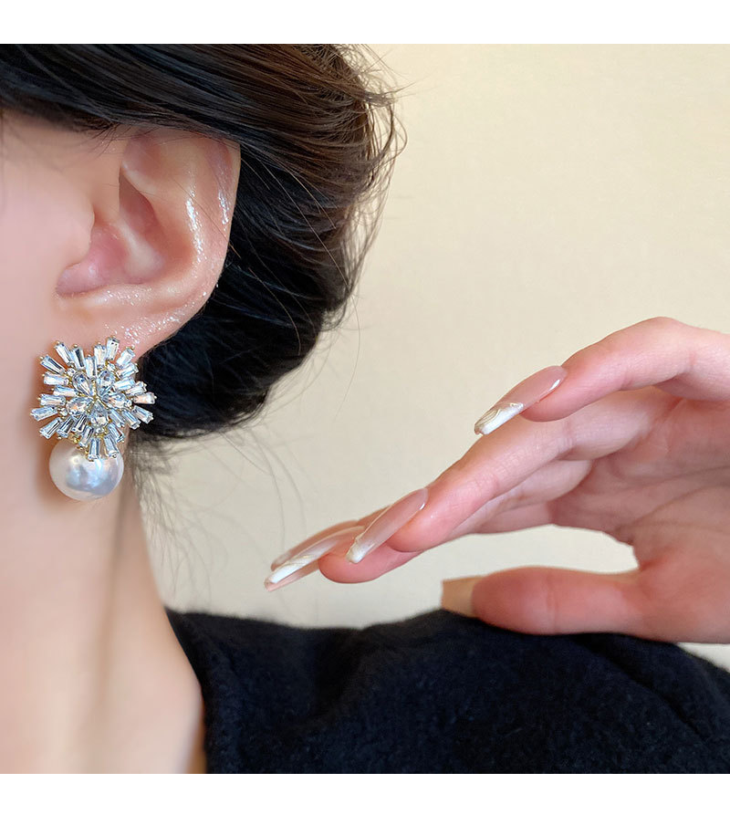 925 Silver Needle Sparkling Diamond Snowflake Pearl Earrings, a light luxury and niche design, high-end stud earrings, a retro and elegant ear accessory pic 17
