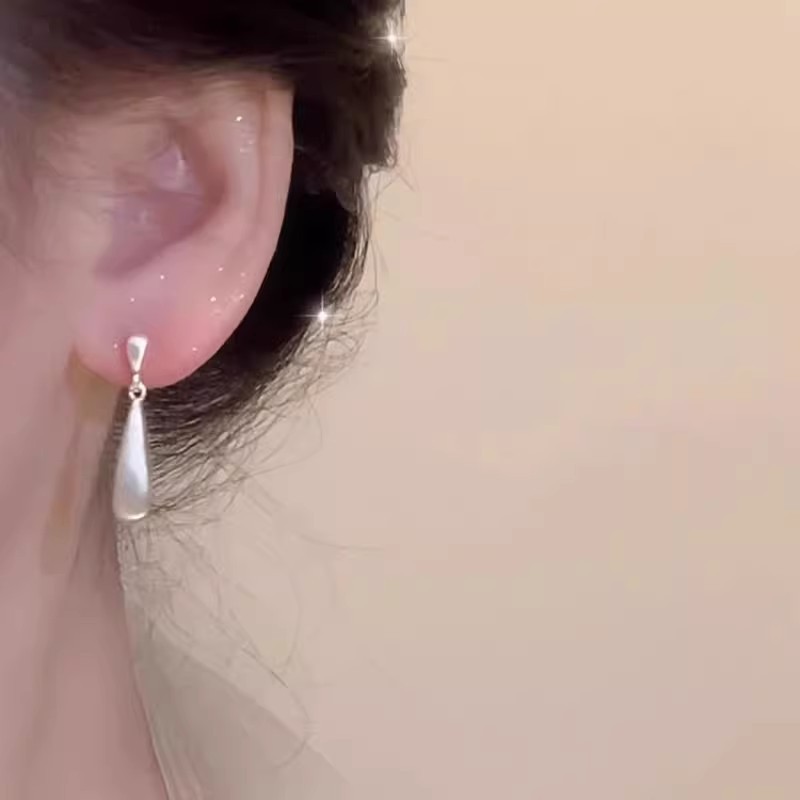 The popular frosted brushed teardrop-shaped earrings on Xiaohongshu are a light luxury, niche, high-end, simple and elegant stud earrings for women pic 11