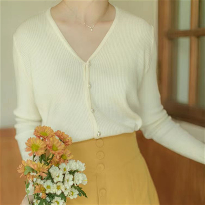 The new 2022 cardigan for women, Korean autumn style, pearl buckle V-neck knitted sweater, gentle style, versatile short sweater coat pic 14