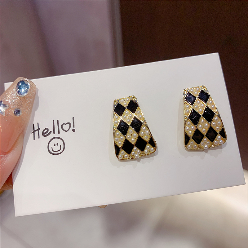 S925银针韩国法式复古黑白棋盘格几何珍珠个性气质高级设计感耳钉详情5