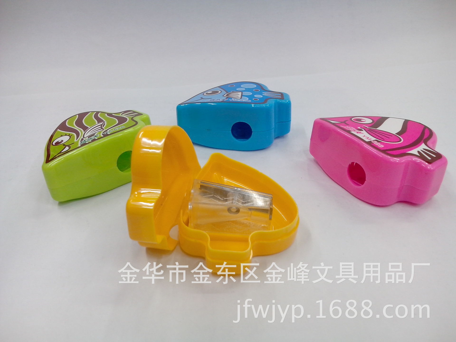 A cute and creative pencil sharpener in the shape of a small fish, a student office supplies pen sharpener pic 9