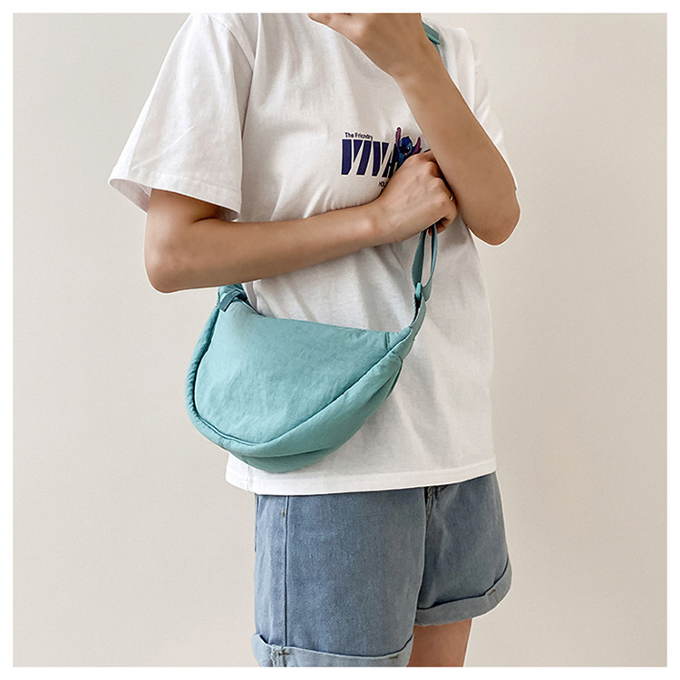 斜挎包女新款单肩包学生女包休闲包运动小包夏季帆布包日系饺子包详情20