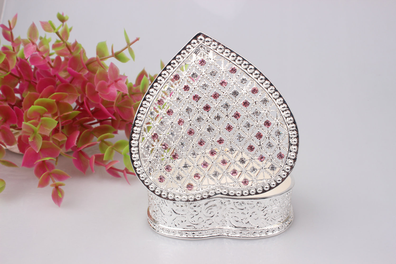 Alloy enamel gilded hollowed-out heart-shaped jewelry box, gift box, heart-shaped decorative item, wedding souvenir pic 14