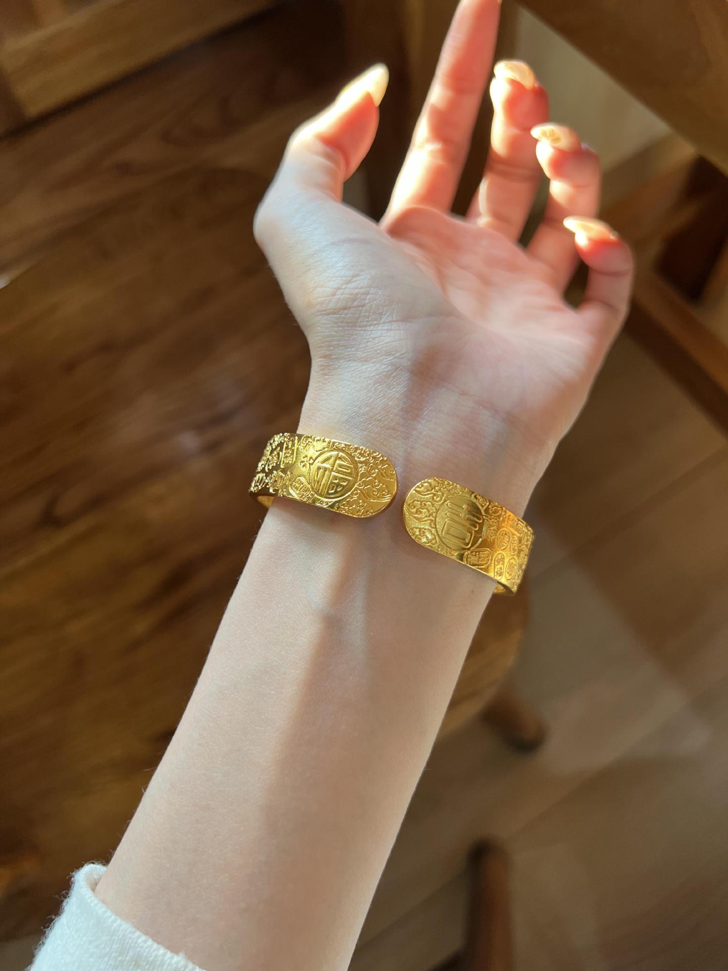 沙金饰品古法錾刻莲花吉言八宝手镯女金店宽版仿黄金福字开口手环详情4