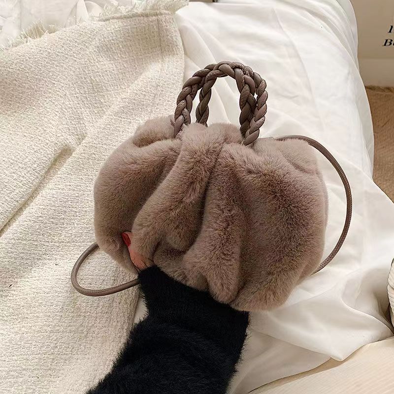 斜挎包小众南瓜包新款手提仿毛包包时尚百搭云朵褶皱包包详情6