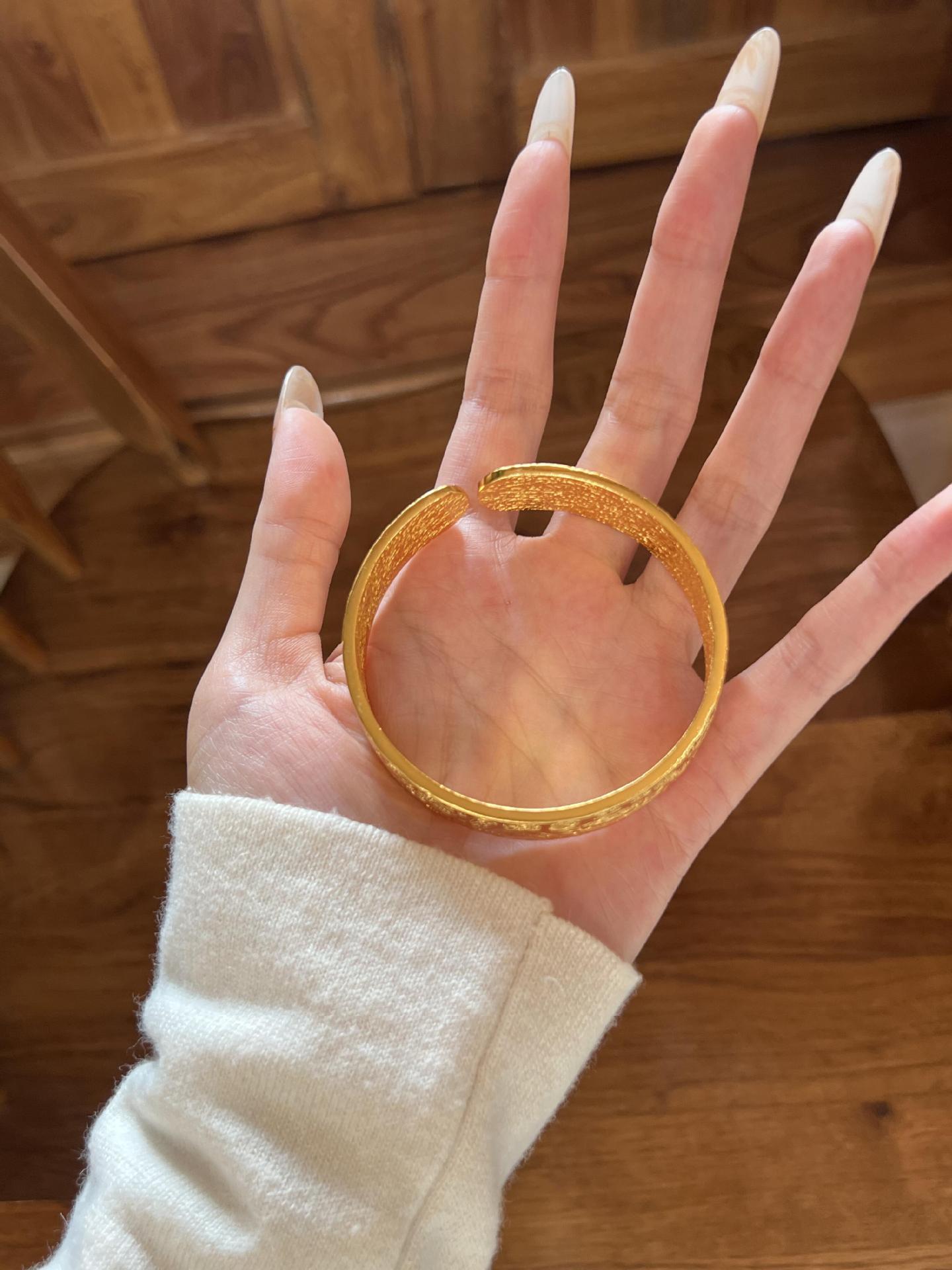 沙金饰品古法錾刻莲花吉言八宝手镯女金店宽版仿黄金福字开口手环详情7