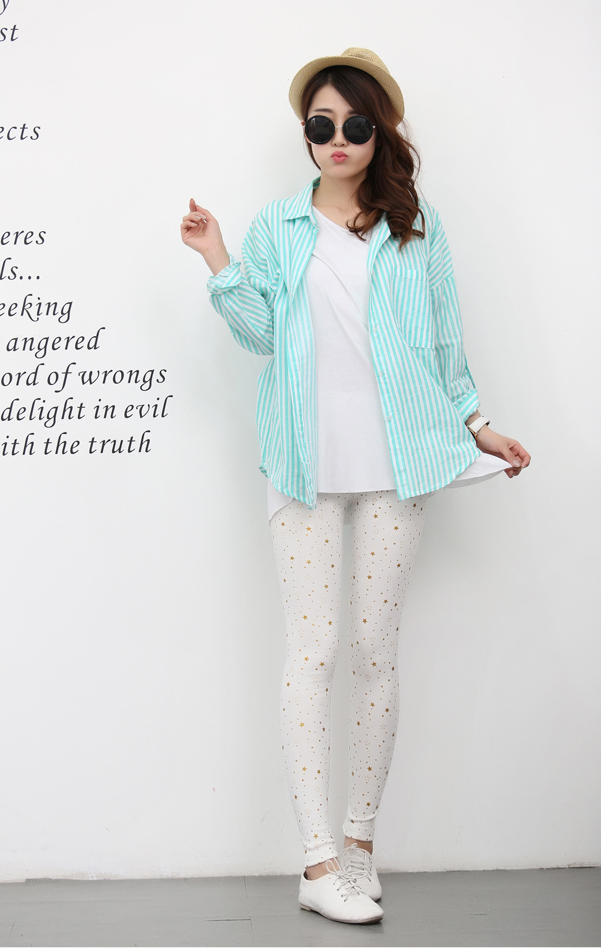 The new basic slimming style from Dongdaemun, South Korea, featuring star-studded nine-inch skinny leggings pic 1