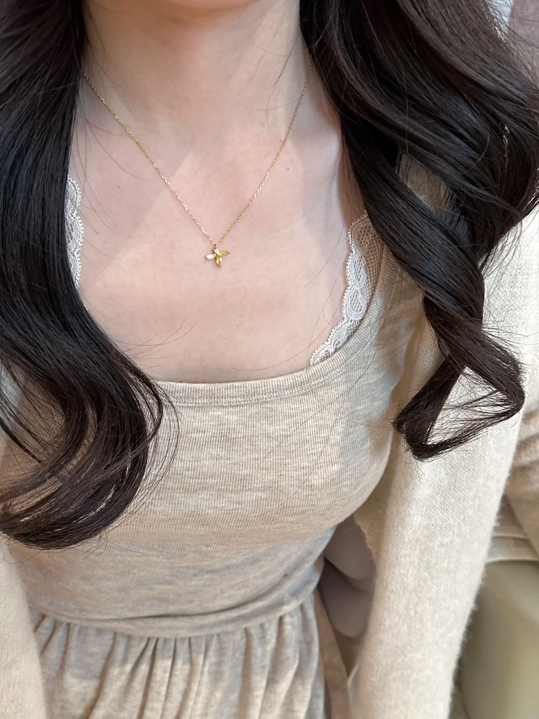 金色小蜜蜂项链2024新款轻奢高级感小众设计钛钢不掉色锁骨链批发详情7