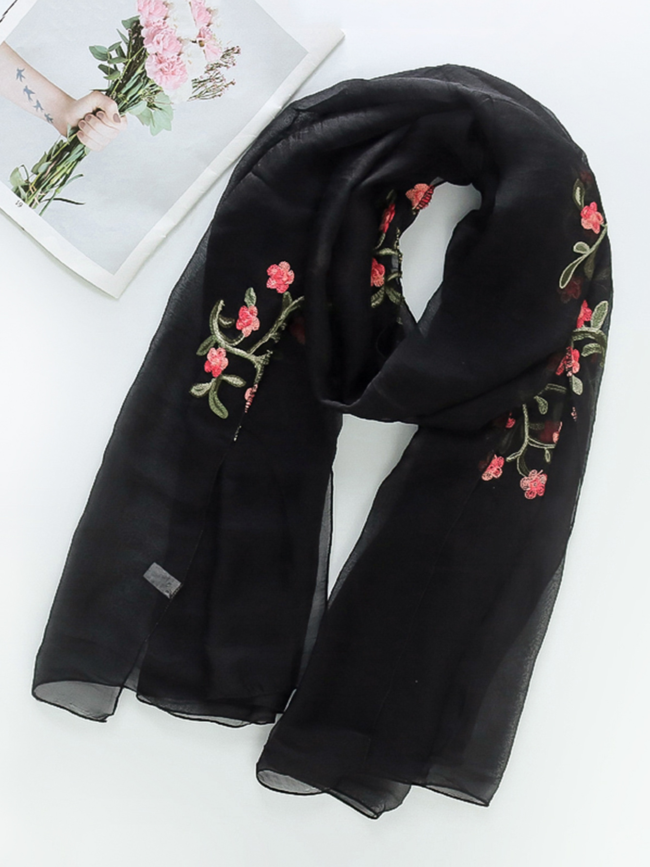 一件代发新款跨境专供美式田园风绣花披肩围脖外出拍照必防晒围巾详情15