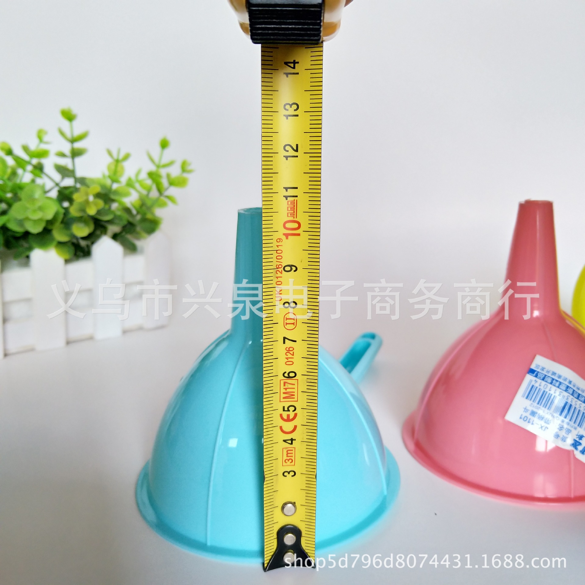 Long-handled funnels, handled funnels, colorful small funnels, fashionable household items, one-yuan special batch pic 4