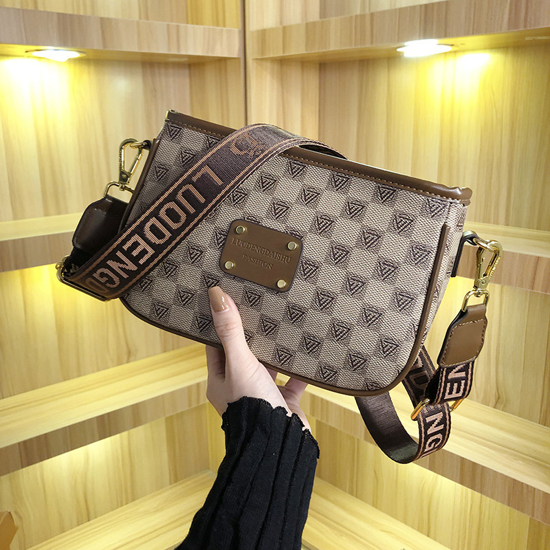 时尚宽肩带女包2023新款百搭字母印花潮流腋下包高级感气质单肩包详情5