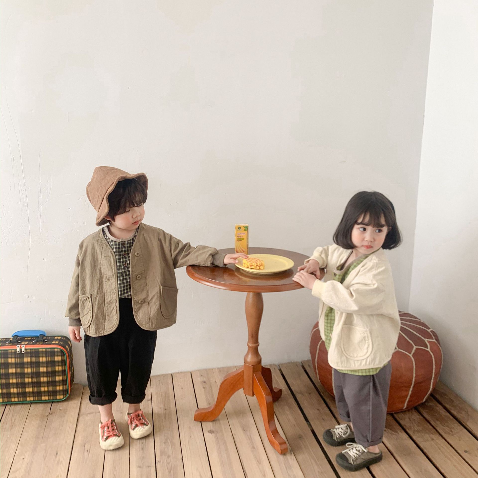 For the Spring and autumn of 2024, solid-color short jackets for children, a literary style for both boys and girls, and a small cardigan with a Japanese style as outerwear are all trendy pic 10