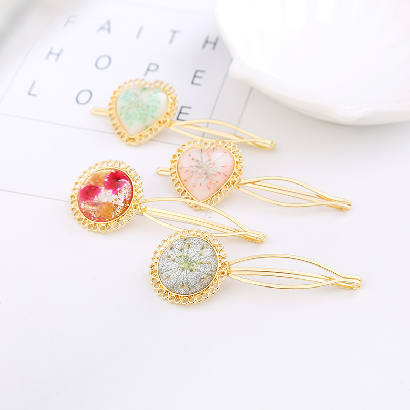 The 2020 Korean version of the new heart-shaped round dried flower hair clip is popular with side clips, straight clips and jelly-colored bangs pic 1