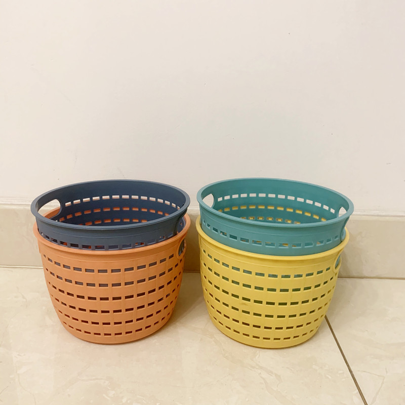Plastic storage baskets, sundries storage frames, desktop snack storage boxes, round storage baskets, wardrobe organization baskets, one-yuan and two-yuan street stall small commodities and small general merchandise pic 3
