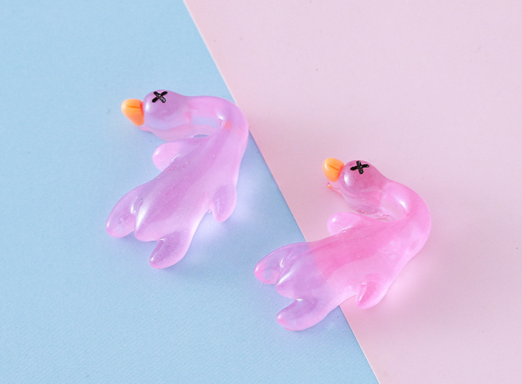 新款树脂夜光迷你鸭钥匙扣书包小挂件车内装饰品创意摆件饰品批发详情13