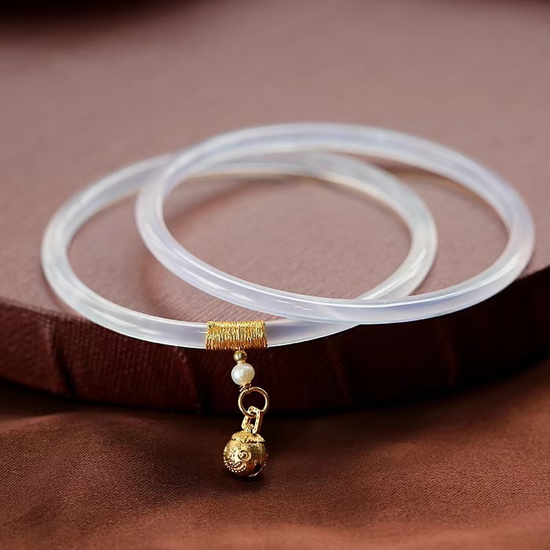 Natural chalcedony jingle bracelet, simple and elegant beauty bracelet for young girls, gold-swallowing beast pendant, fine bracelet manufacturer wholesale pic 16
