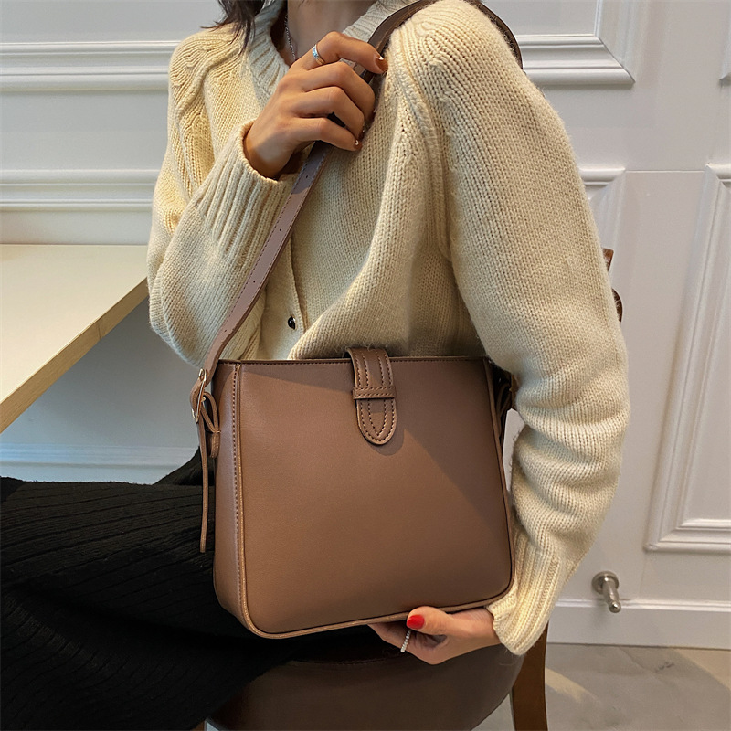 今年流行大容量草编包包女2023新款时尚通勤单肩包夏天编织水桶包详情3