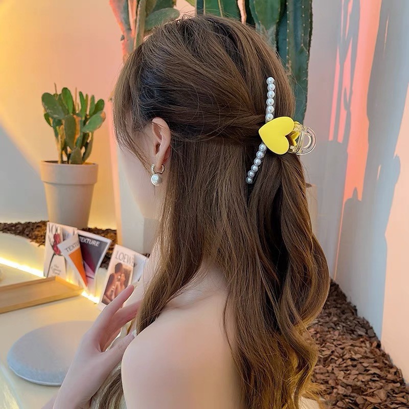 简约爱心珍珠抓夹女 优雅气质亚克力盘发夹 ins高颜值鲨鱼夹批发详情5
