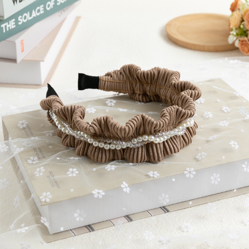 The 2024 autumn/winter new pleated wide-edge pearl and diamond-encrusted light luxury hair band exudes a sense of sophistication, simplicity and fashion, and is a versatile headband for women pic 2