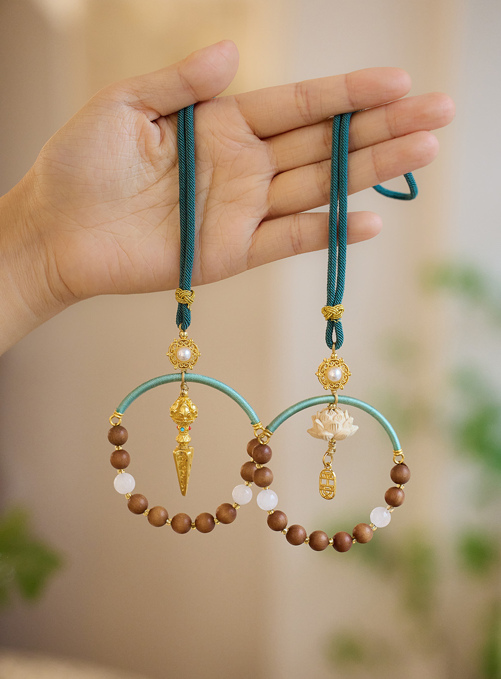 The same style of sandalwood car hangers for temples, Chinese-style car hangers, rearview mirror pendants, and safe car hangers for both men and women pic 7