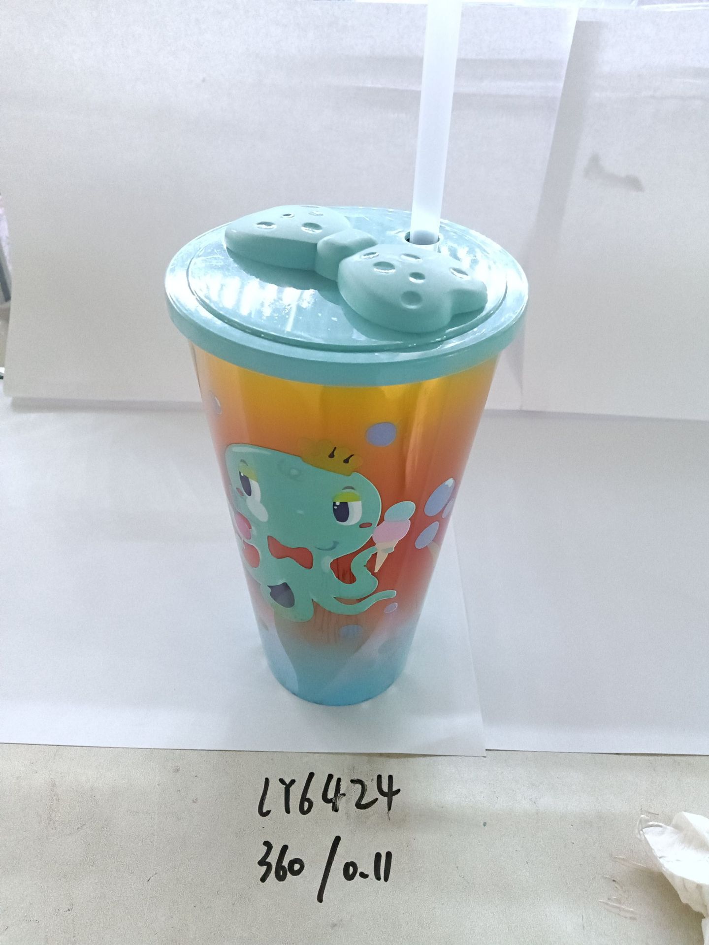 外贸产品卡通吸管杯发光塑料杯太空杯随手杯儿童果汁杯创意水杯 pic 8