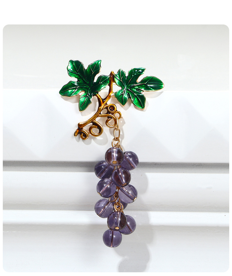Fashionable and versatile purple grape diamond-encrusted brooch, a niche design with a high-end feel. Fruit and grape string accessory brooch pic 4