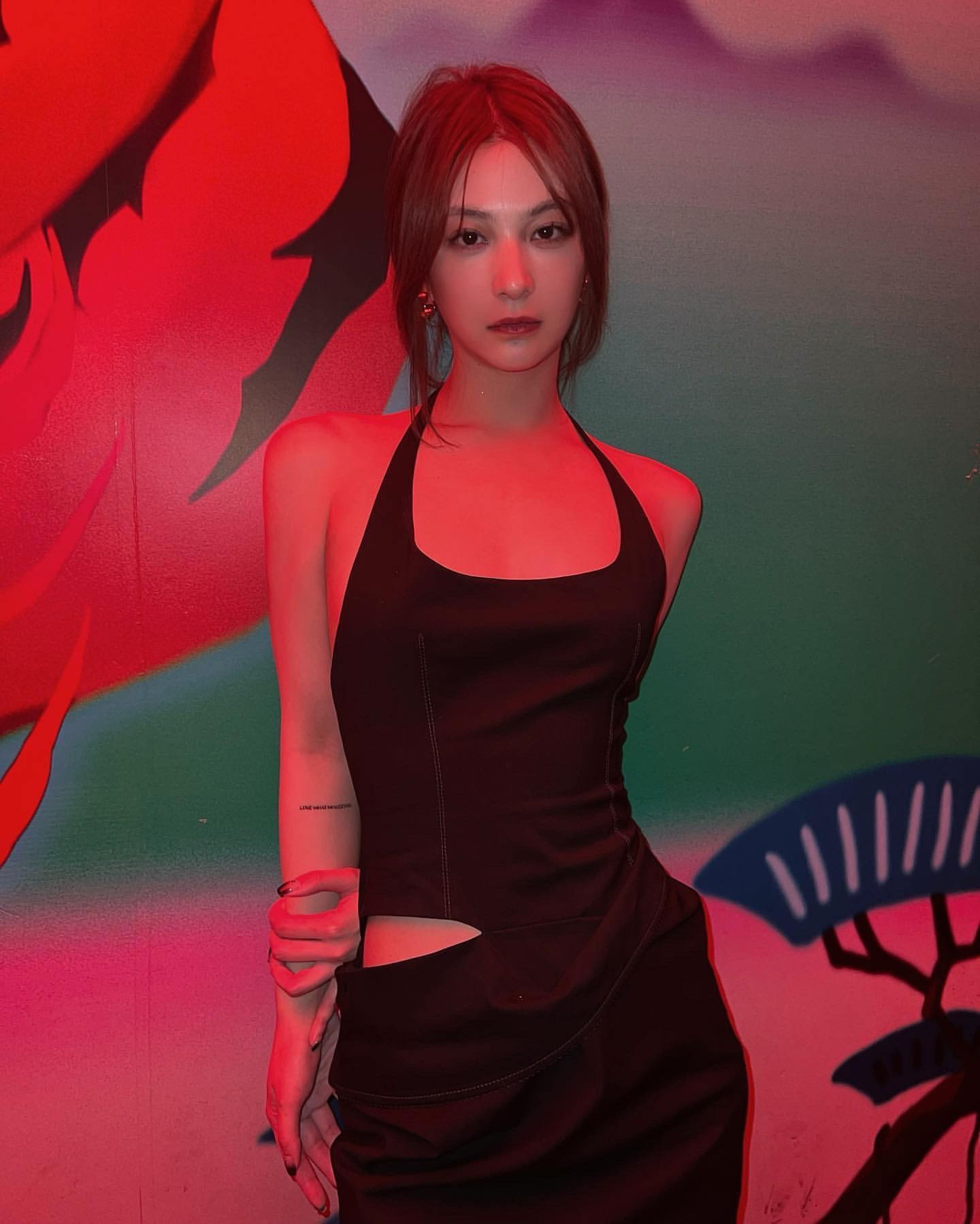 辣妹风挂脖漏背连衣裙性感纯欲修身版型显身材详情18