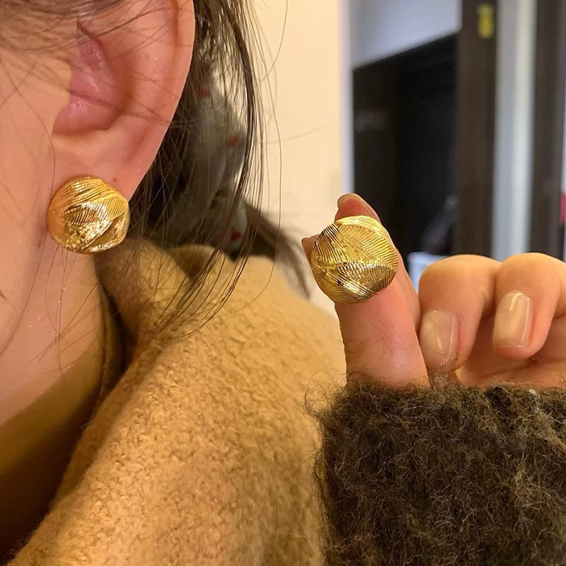 High-end, light luxury metal earrings for women, new style in 2025, with a unique and niche design. Stylish Korean earrings pic 2