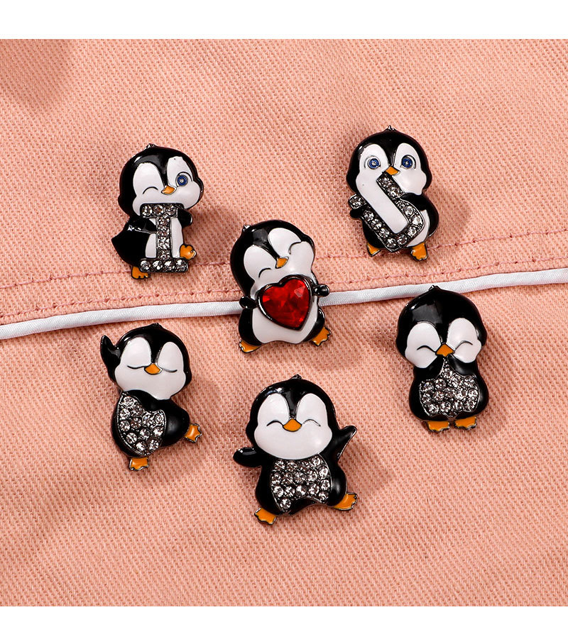 The best-selling diamond-encrusted penguin brooch in foreign trade is super cute and adorable. The cartoon badge pin is a trendy and personalized bag accessory on Instagram pic 7