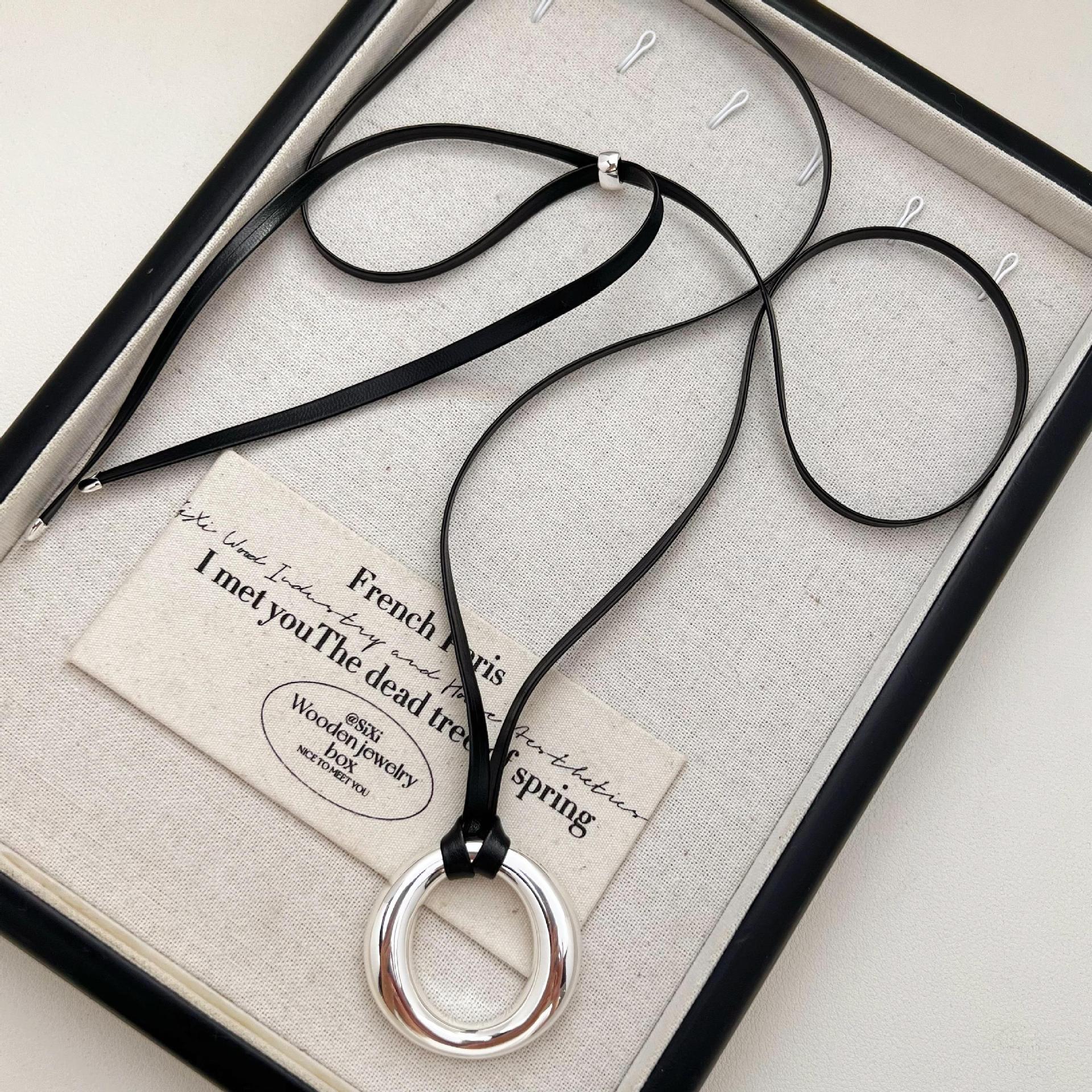 2025年新品张悦儿同款几何圆环吊坠项链设计感黑皮绳可调节锁骨链详情6