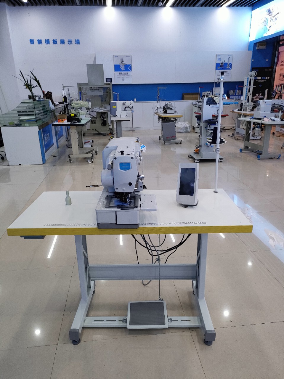 The 1790 continuous buttonhole machine for trousers and shirts is a buttonhole equipment for factories pic 1