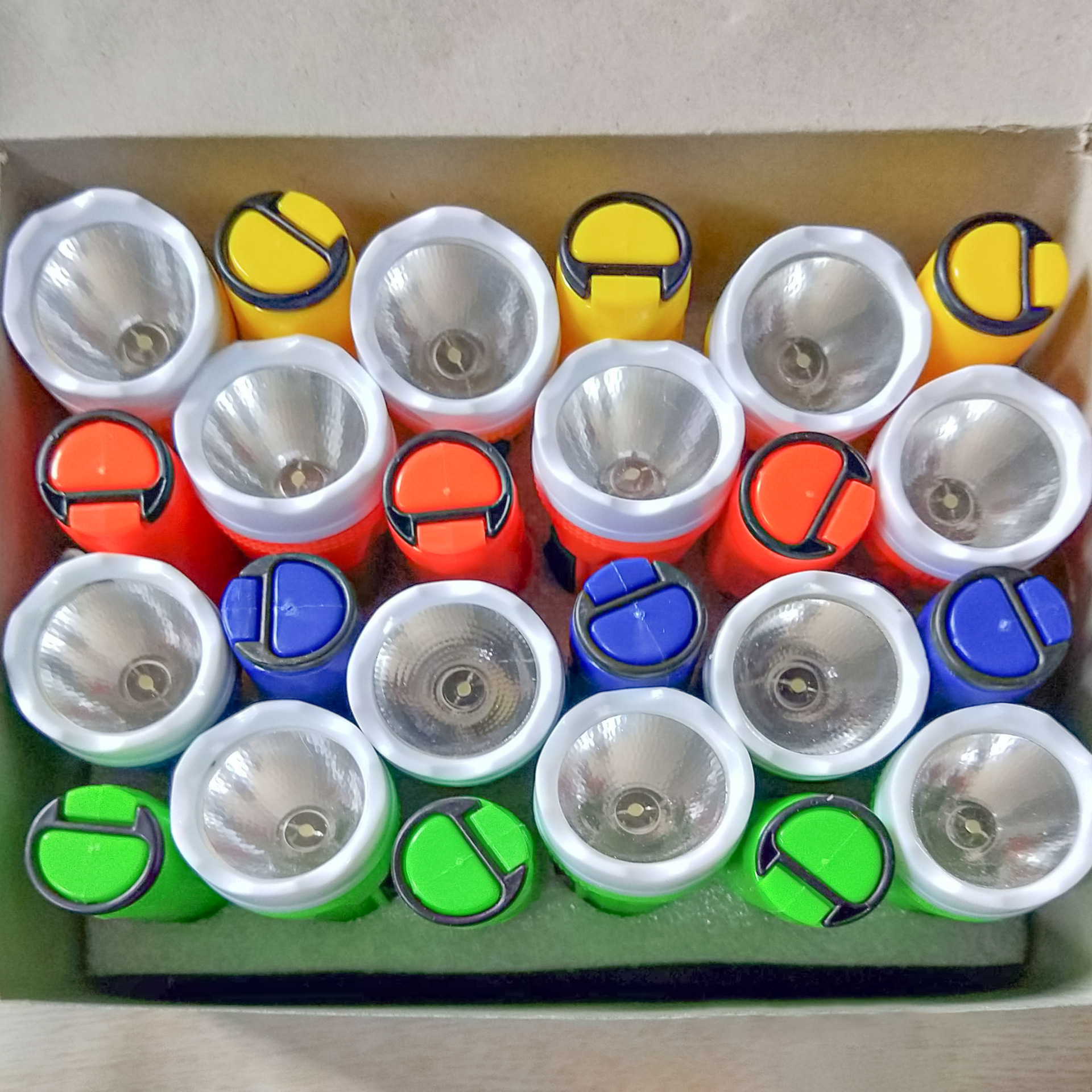 One-yuan and two-yuan hand lights, night lights, flashlights, portable large flashlights, one-yuan and two-yuan supply pic 3