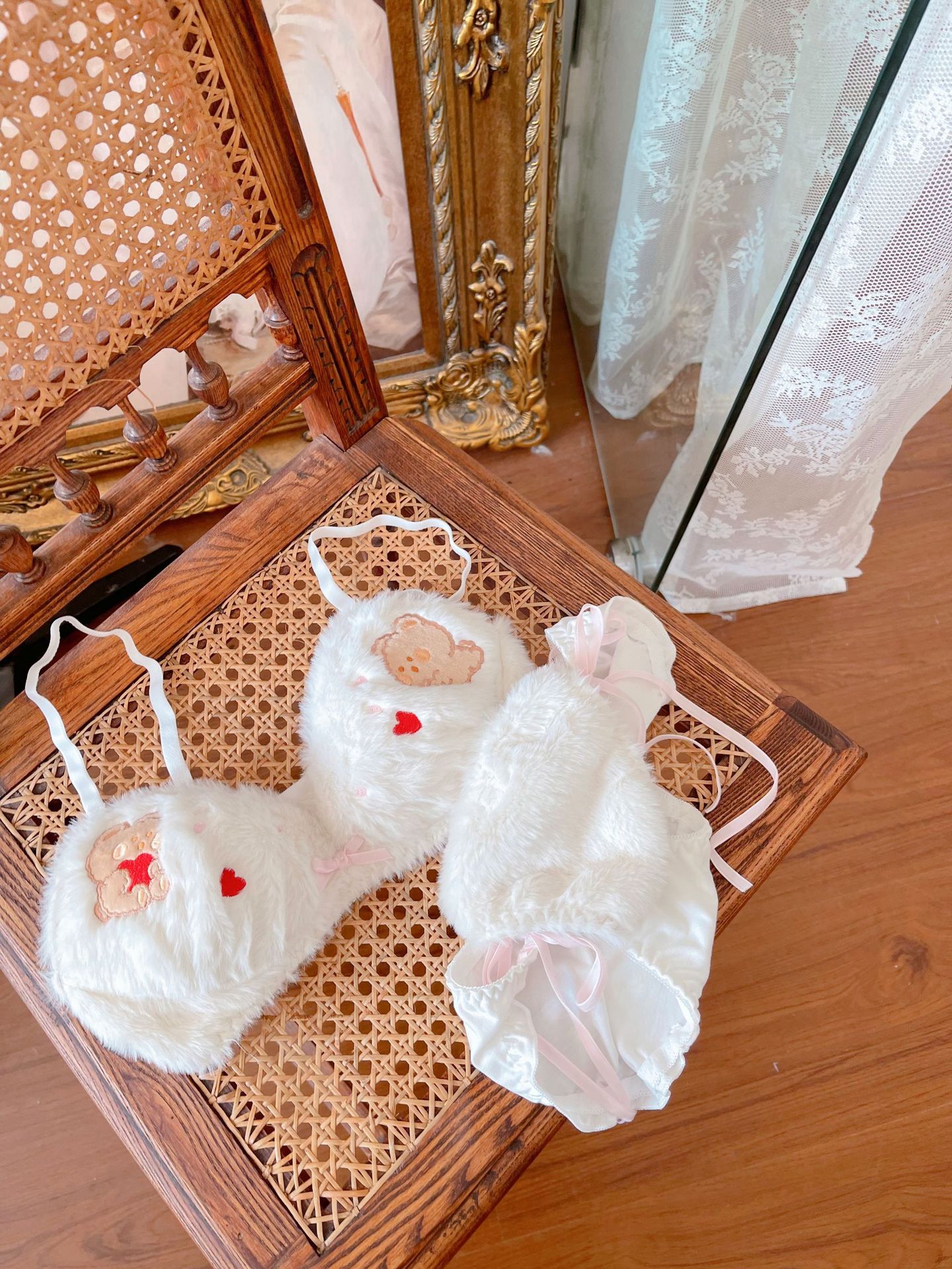 The lingerie is cute and sweet, with a plush bear print bra set for autumn and winter. It is pure and comfortable for students without underwire pic 3